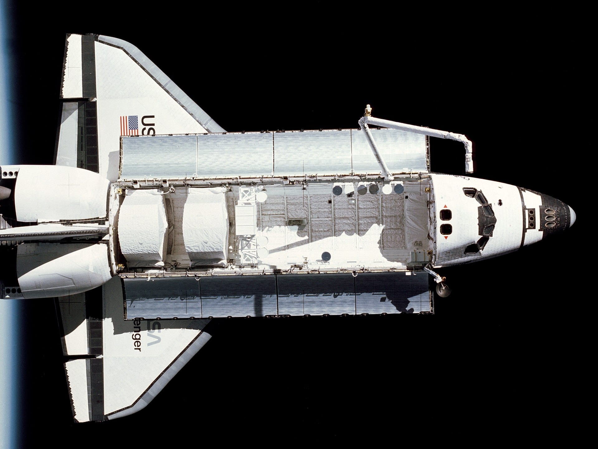 El transbordador Challenger orbitando la Tierra, fotografiado desde el satélite SPAS-01 durante la misión STS-7.
