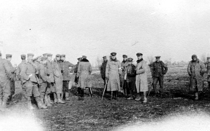 Soldados británicos y alemanes reunidos en la Tregua de Navidad de 1914 durante la Primera Guerra Mundial