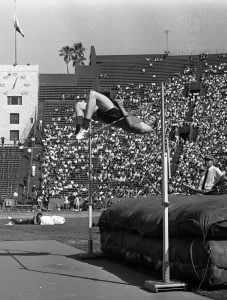 Dick Fosbury saltando con su técnica