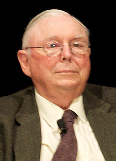 Charlie Munger con gafas y pelo blanco, con traje y corbata, sobre fondo negro.