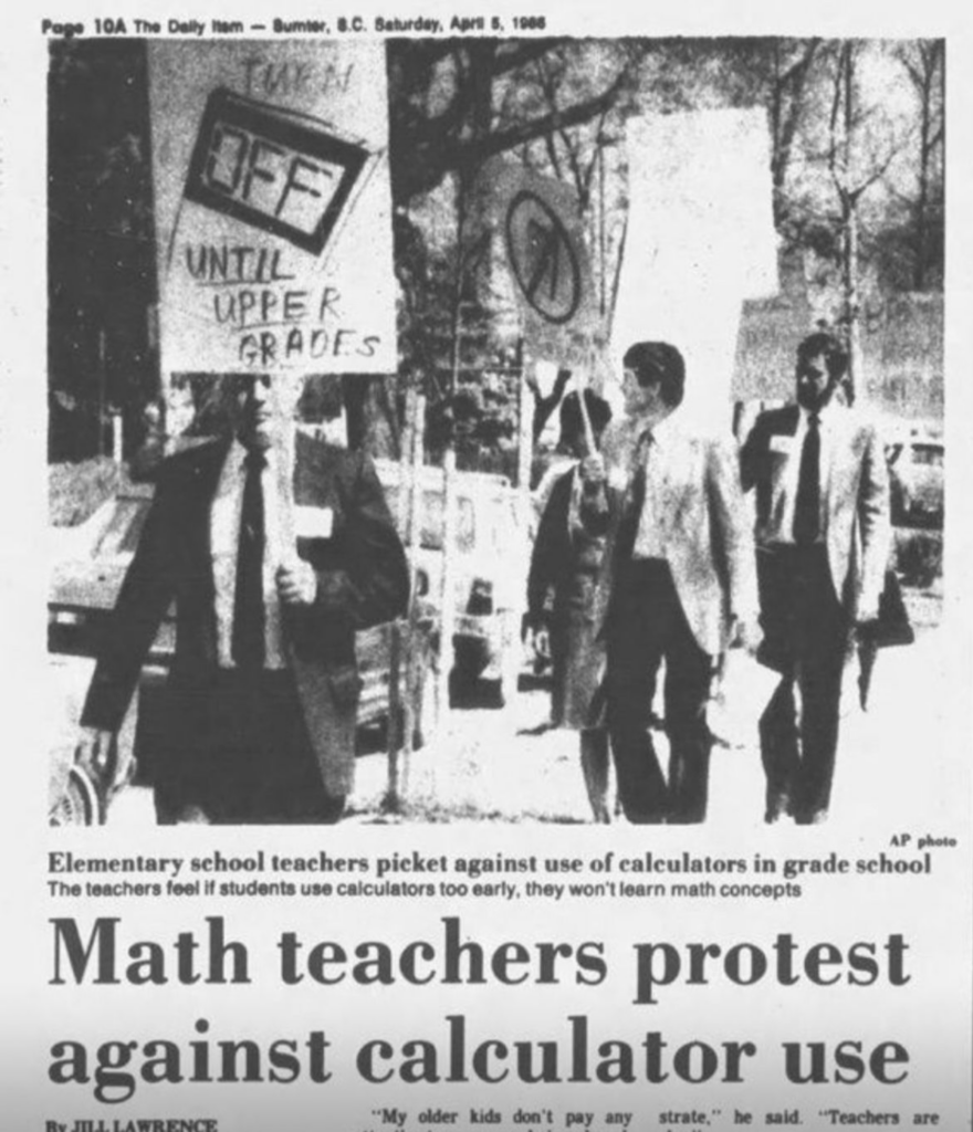 Profesorado marchando con pancartas en una protesta de 1986 contra el uso de calculadoras en la escuela primaria, tomada de un periódico The Daily Item de Sumter (Carolina del Sur)