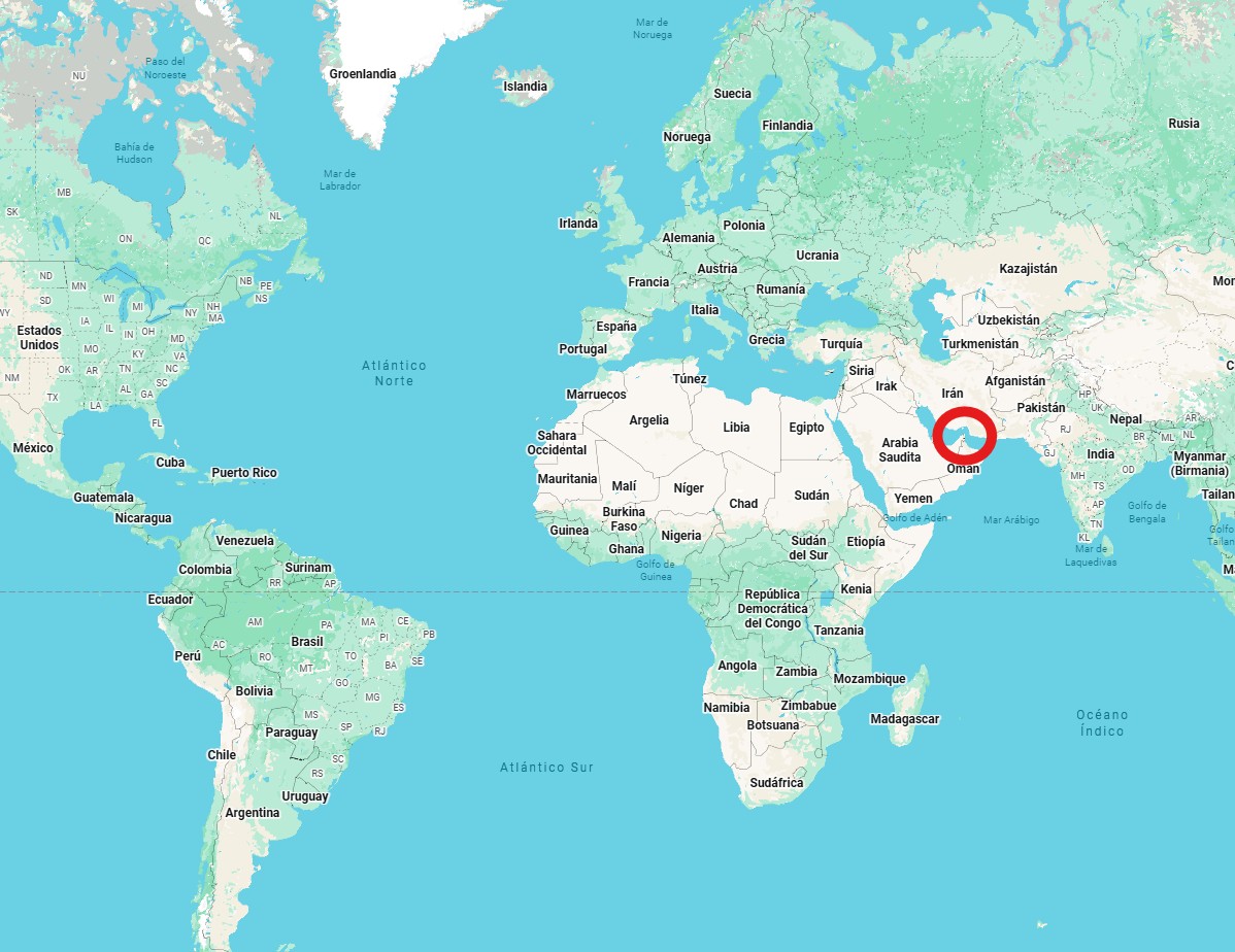 Mapa del mundo señalando la ubicación del estrecho de Ormuz.