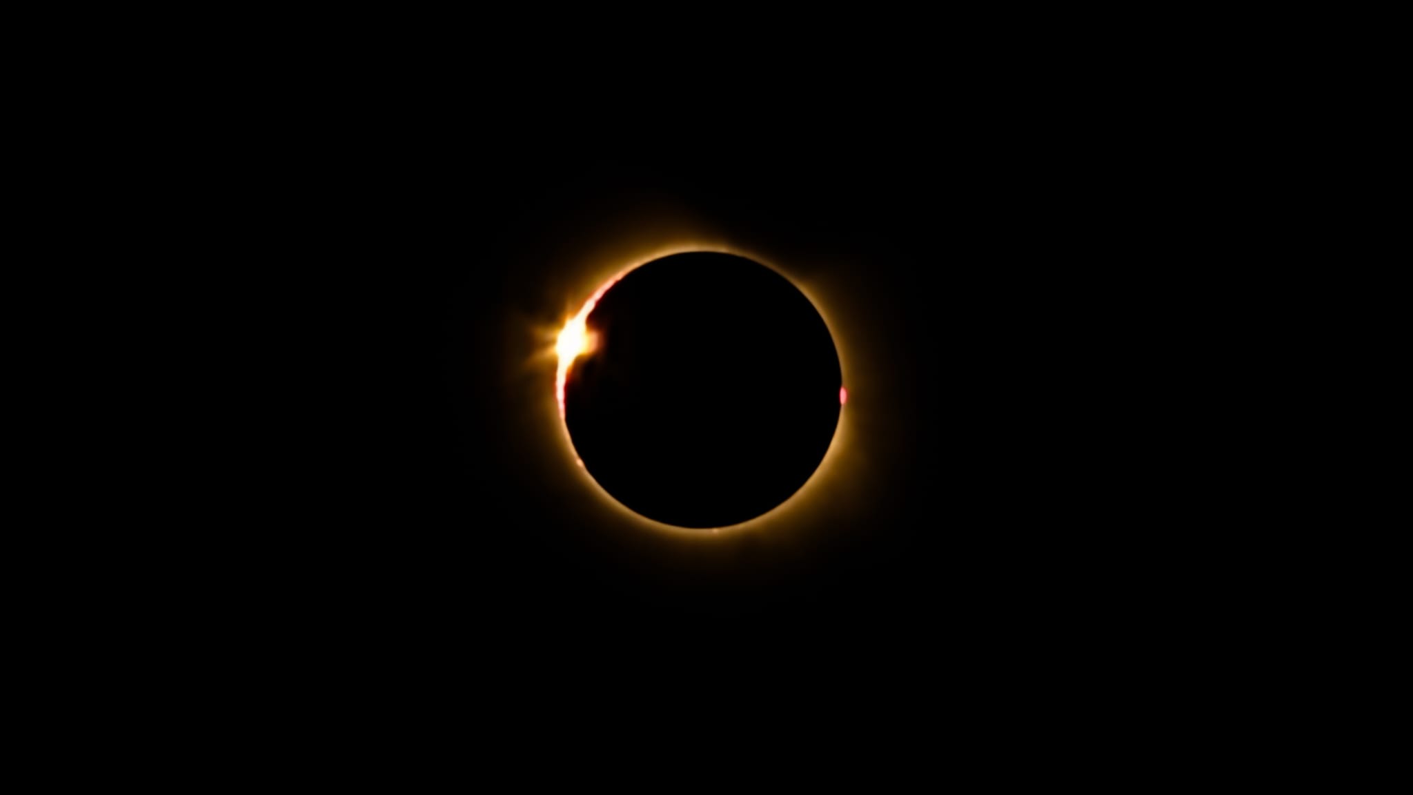 Fotografía del eclipse solar total del 12 de agosto de 2026 mostrando la corona solar brillante en la fase de totalidad sobre un cielo oscuro.